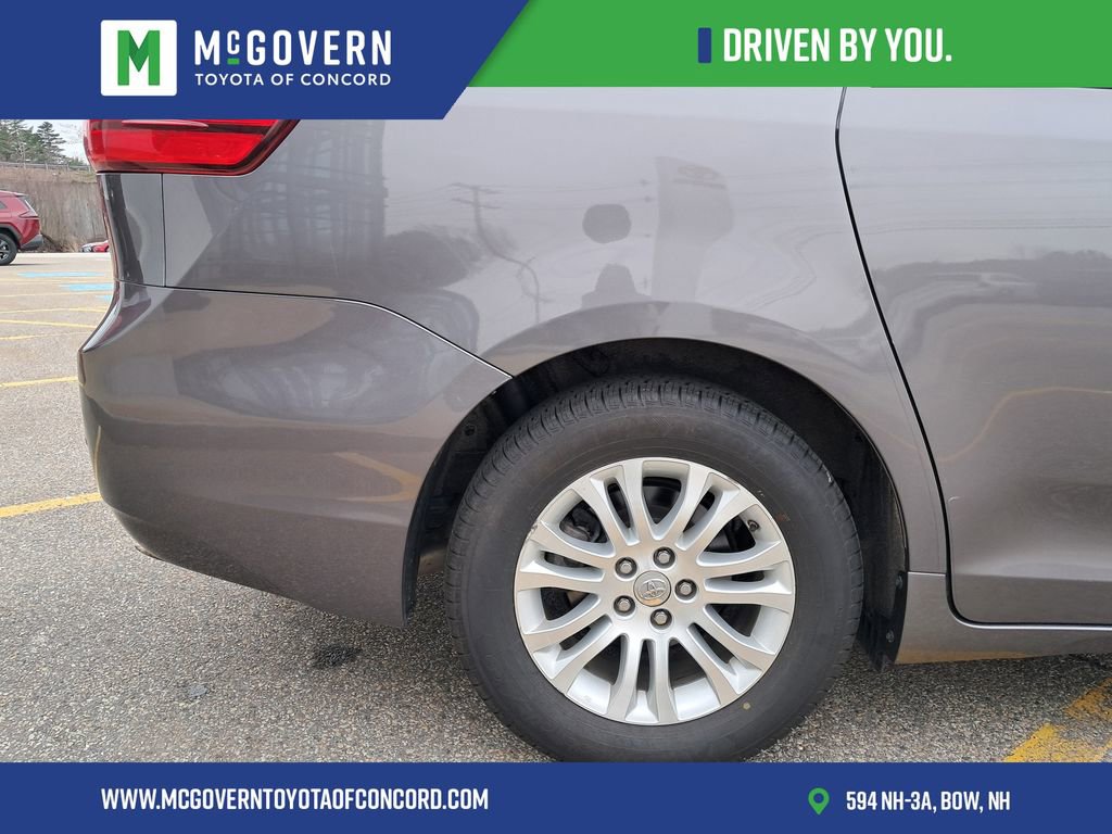 Used 2015 Toyota Sienna XLE w/ XLE Navigation Package FWD image 9