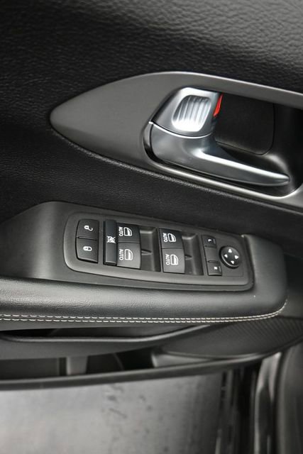 Used 2025 Chrysler Pacifica Select image 14