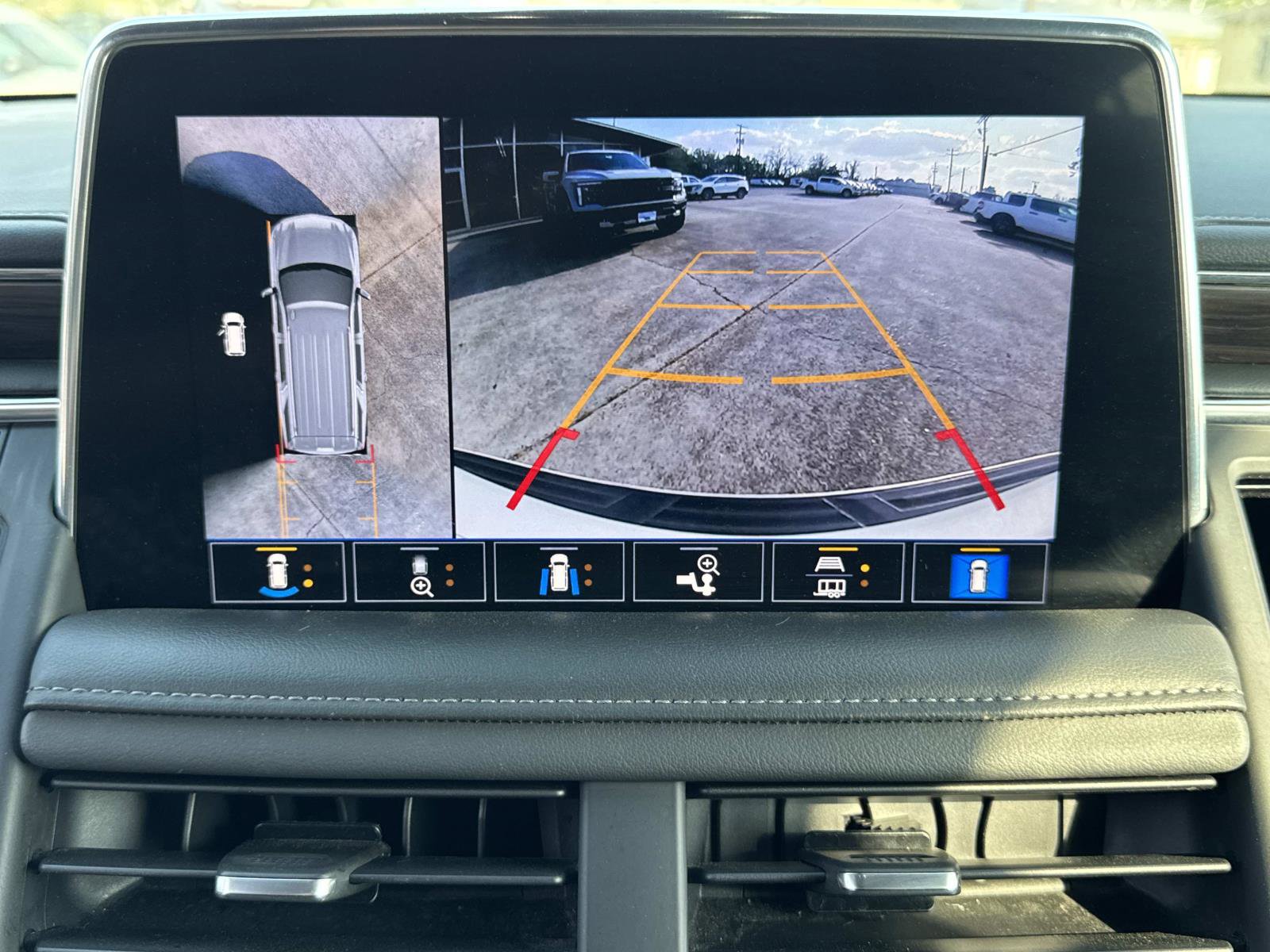 Used 2021 Chevrolet Suburban LT w/ Luxury Package image 24