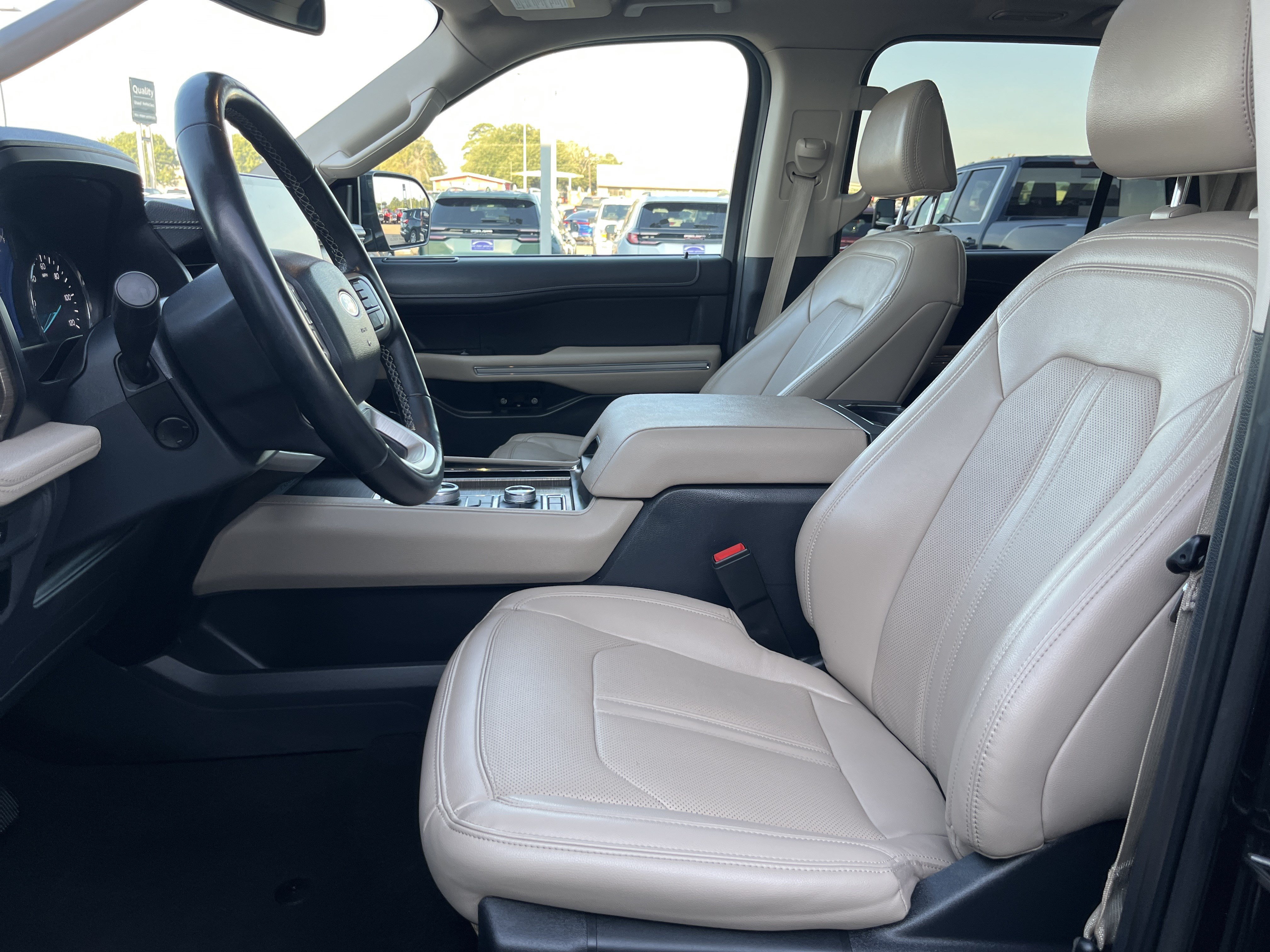Used 2024 Ford Expedition Limited AWD/4WD image 9