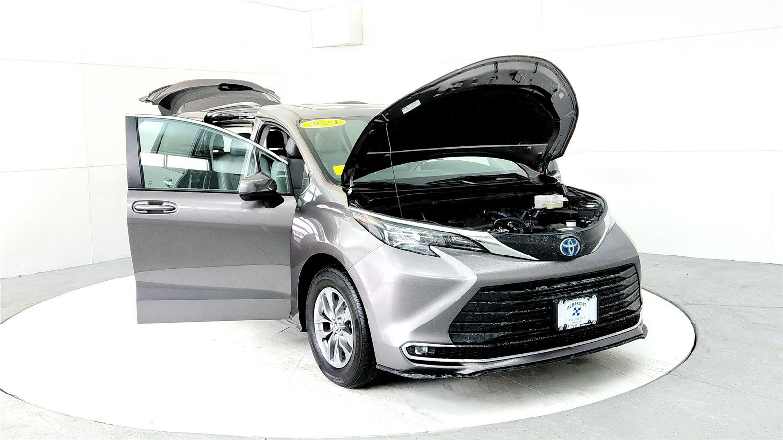 Used 2024 Toyota Sienna XLE image 9