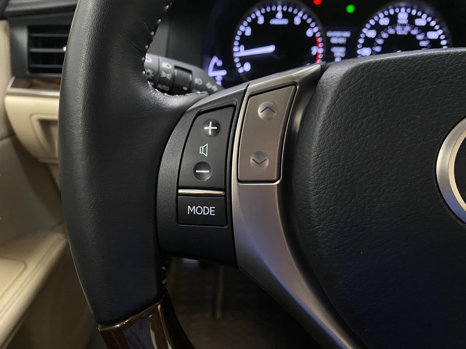 Used 2014 Lexus ES 350 w/ Luxury Package FWD image 16