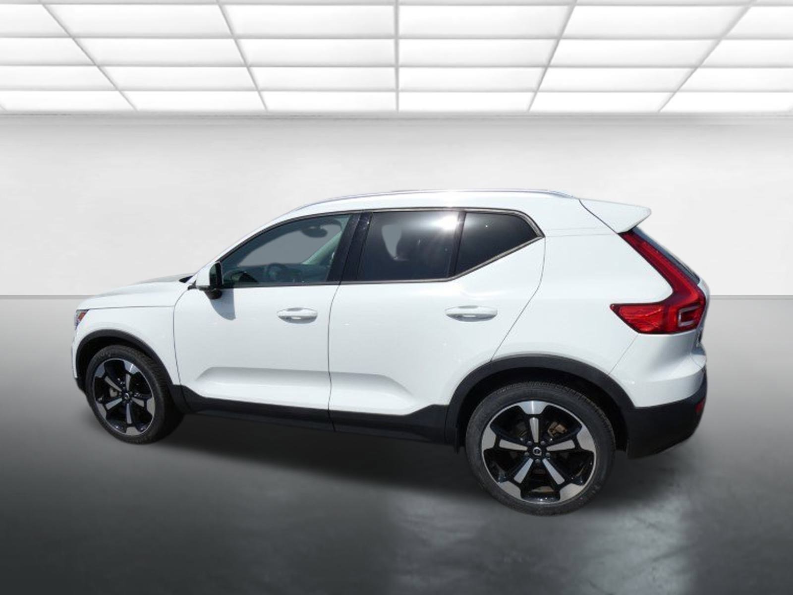Used 2020 Volvo XC40 T4 Momentum image 4