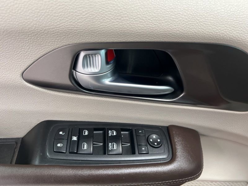 Used 2017 Chrysler Pacifica Touring-L FWD image 21