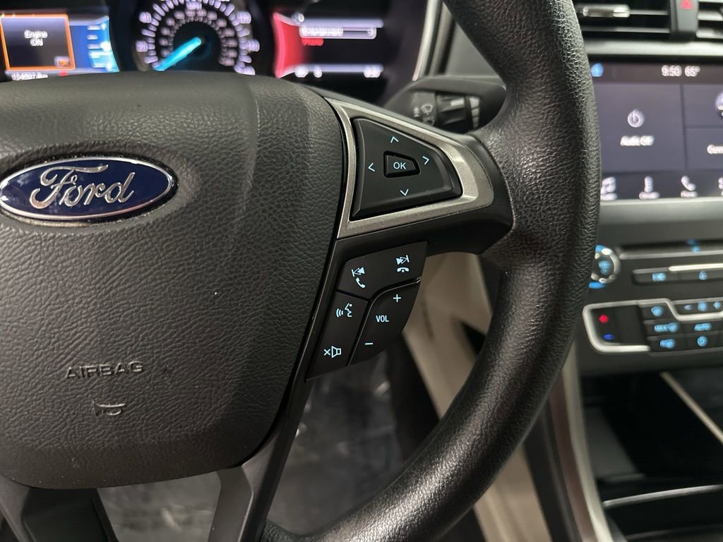 Used 2017 Ford Fusion SE w/ Fusion SE Technology Package image 16