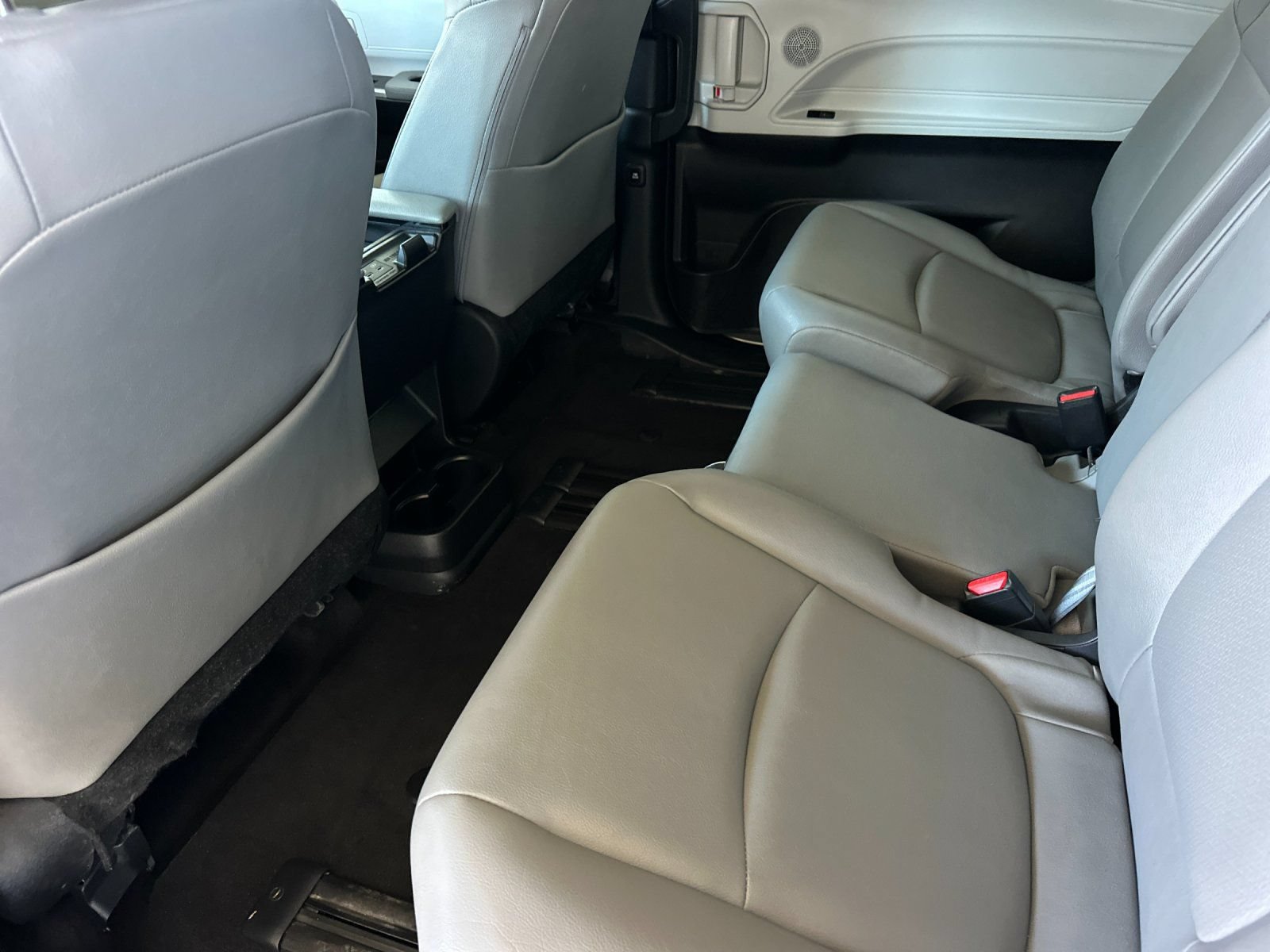 Used 2025 Toyota Sienna XLE FWD image 11