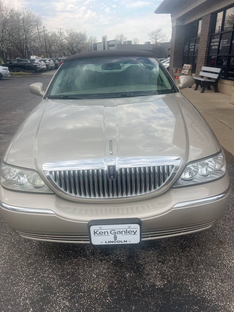 Used 2009 Lincoln Town Car Signature Limited image 3