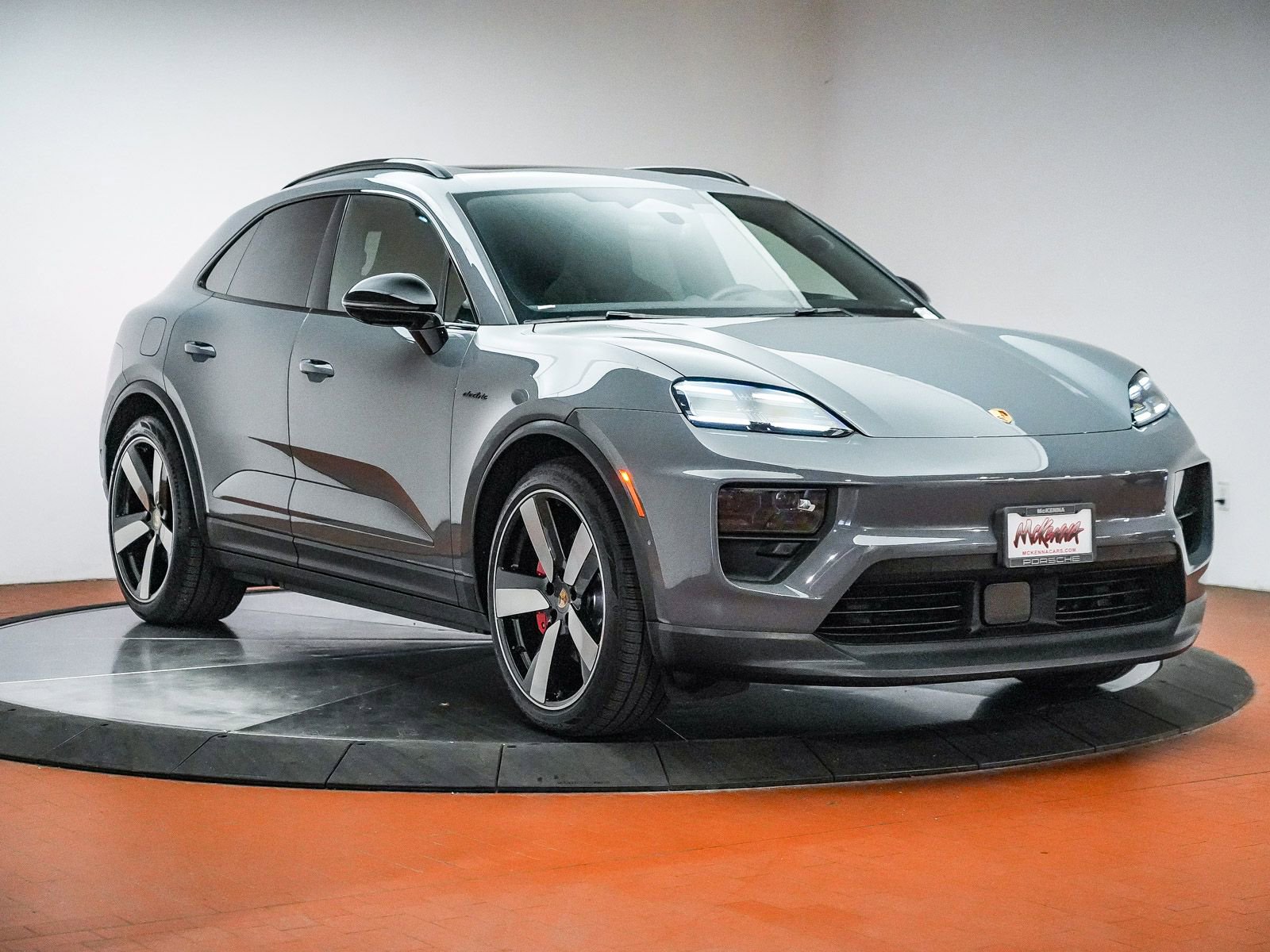 Certified 2025 Porsche Macan 4S Electric AWD/4WD image 3
