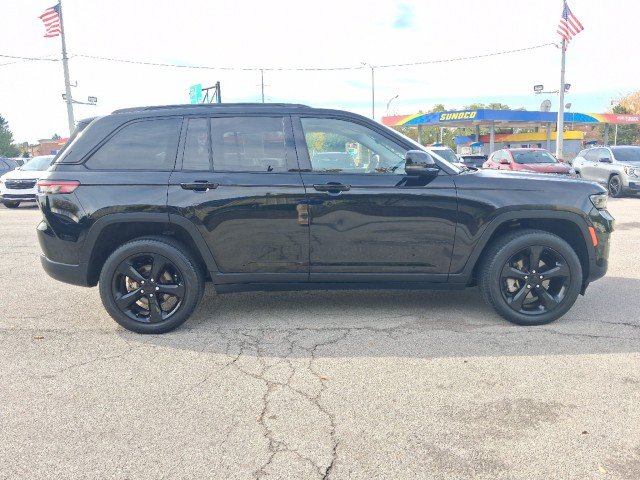 Used 2023 Jeep Grand Cherokee Limited w/ Black Appearance Package AWD/4WD image 3