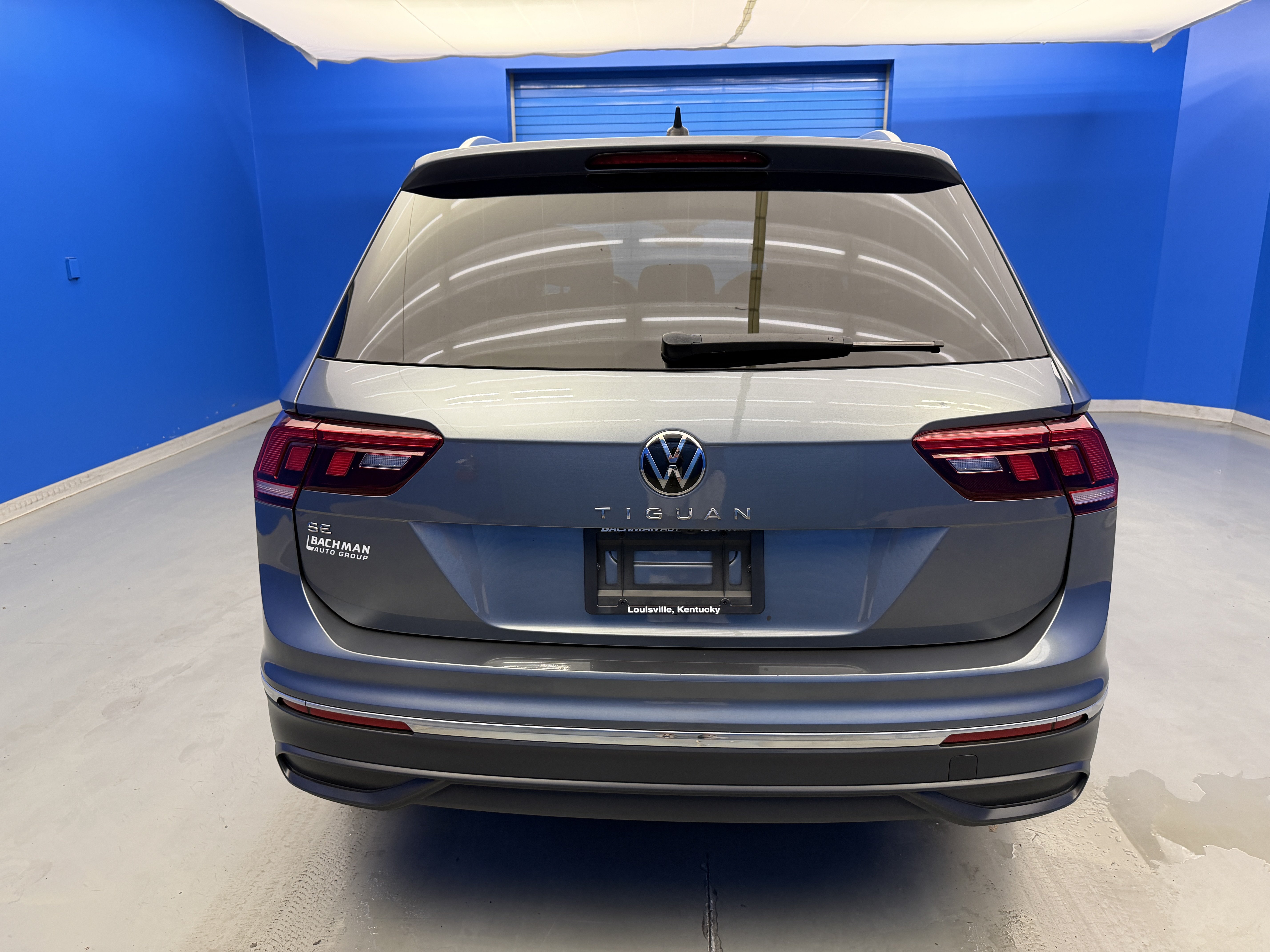 Used 2023 Volkswagen Tiguan SE w/ Panoramic Sunroof Package FWD image 6