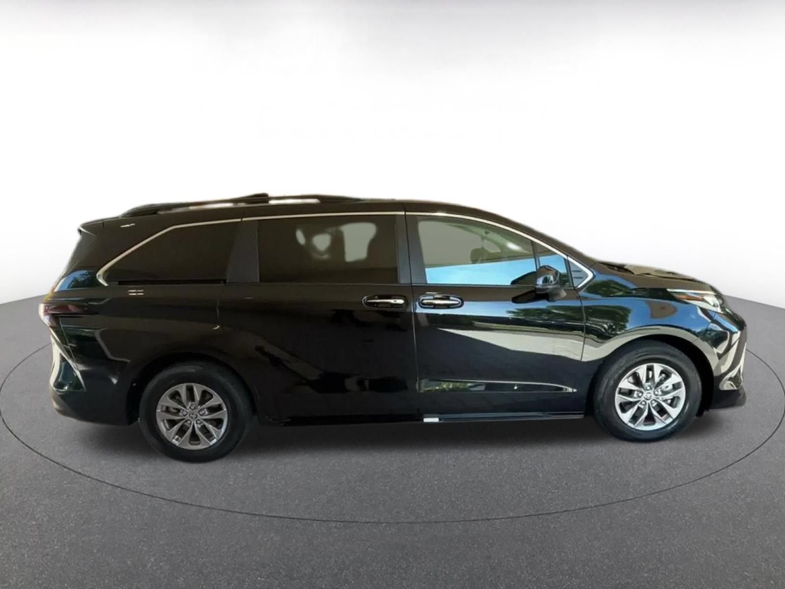 Used 2025 Toyota Sienna XLE FWD image 15