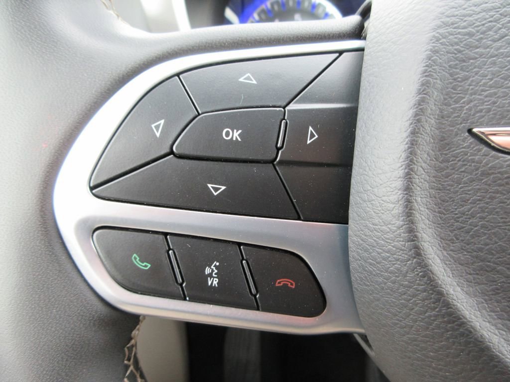 Used 2023 Chrysler Pacifica Touring-L image 24