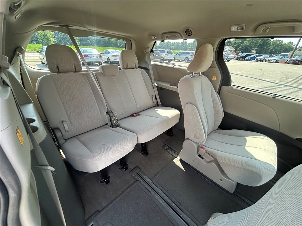 Used 2012 Toyota Sienna LE w/ Towing Pkg AWD/4WD image 27