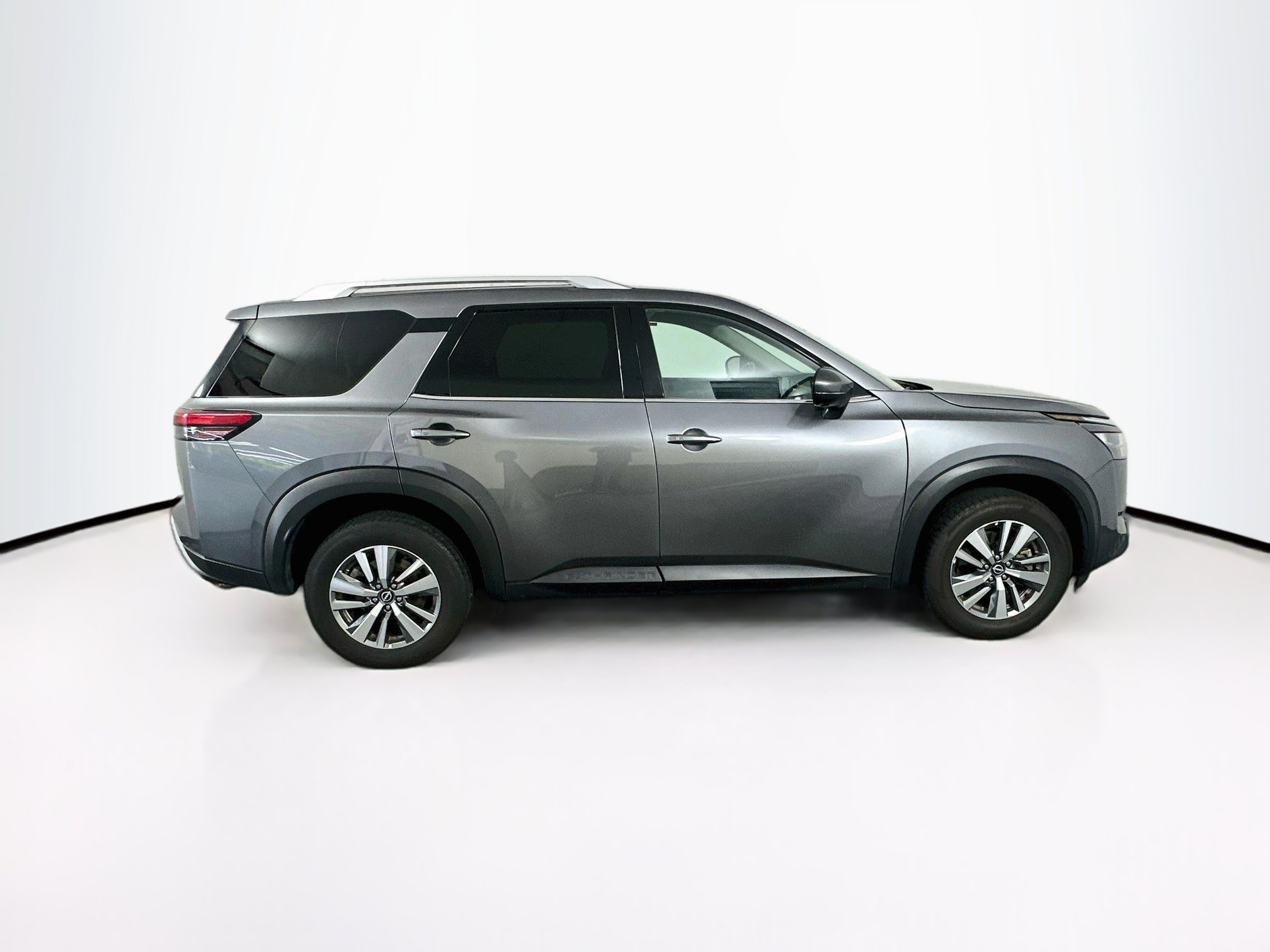 Used 2025 Nissan Pathfinder SL AWD/4WD image 10