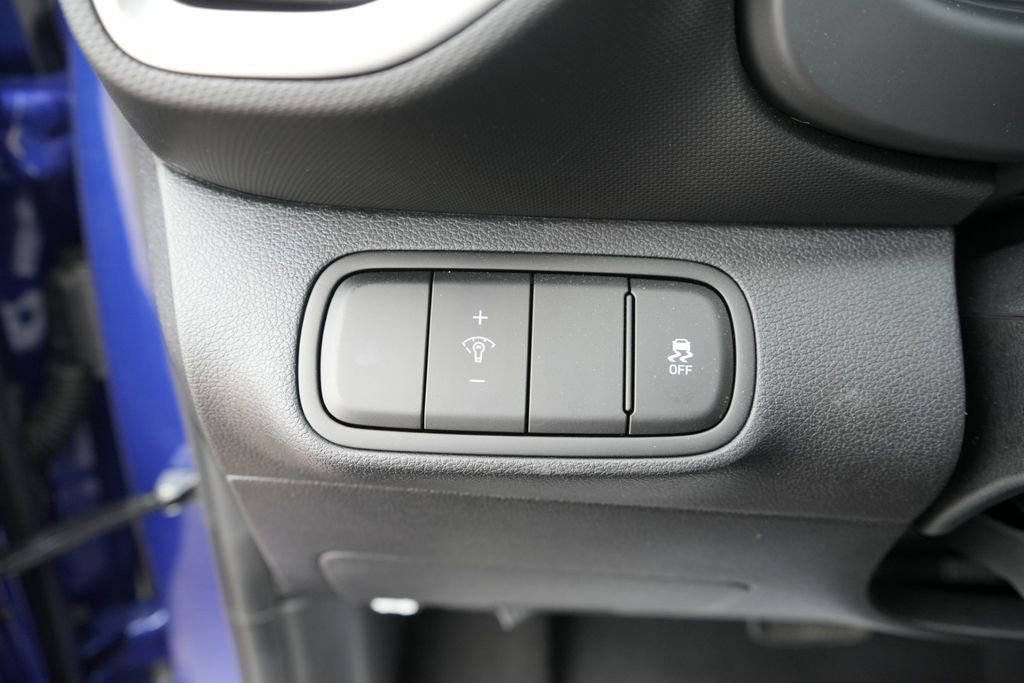 Certified 2025 Hyundai Venue SEL FWD image 25