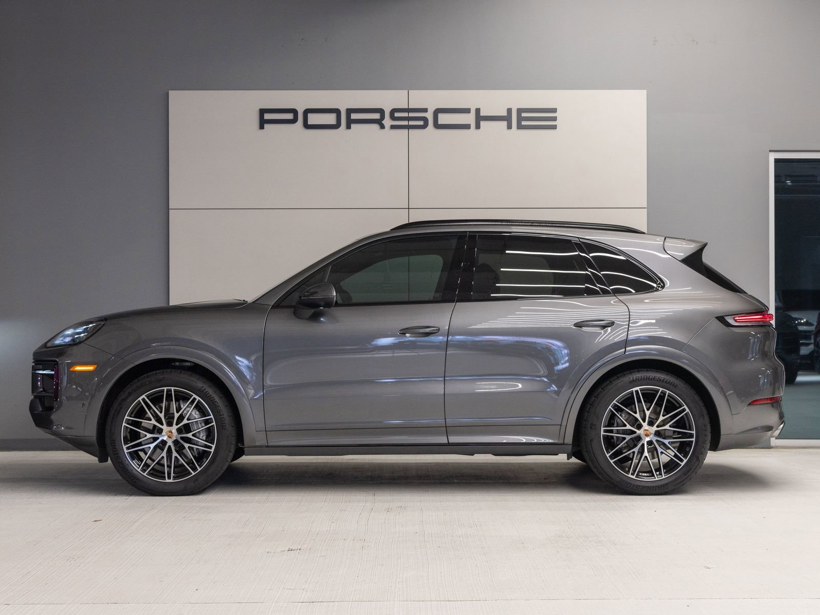 Certified 2025 Porsche Cayenne image 2