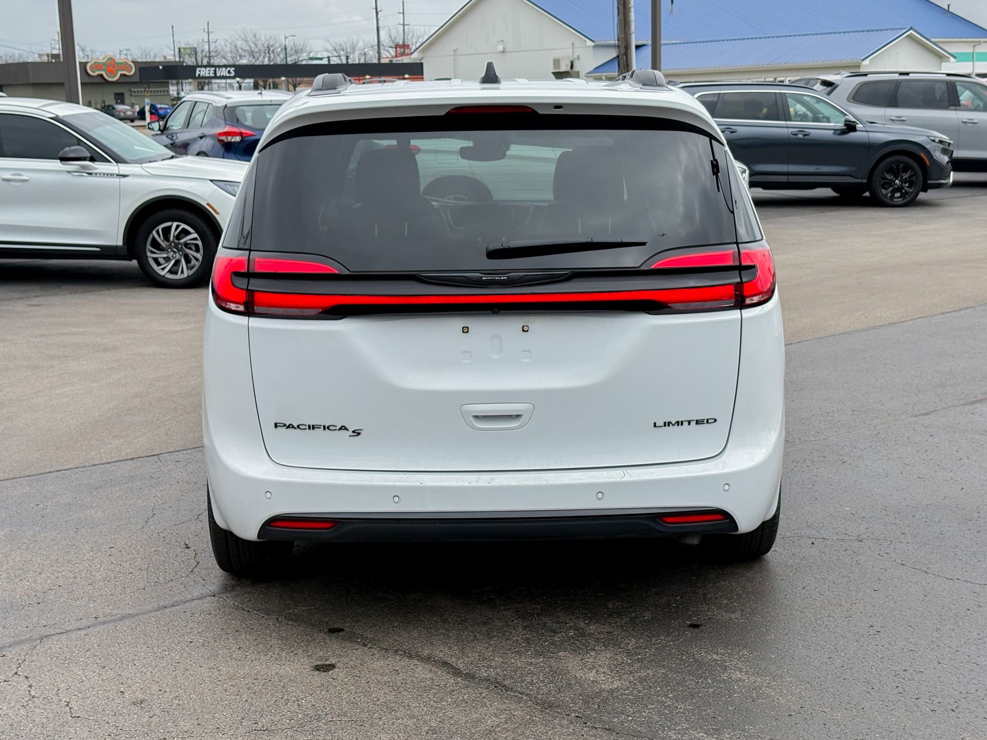 Used 2025 Chrysler Pacifica Limited image 7