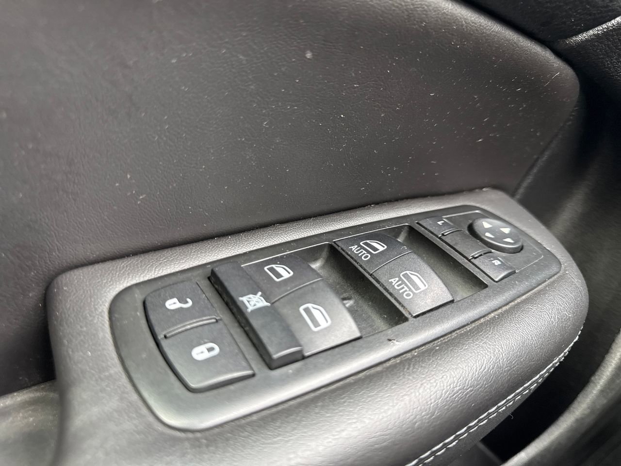 Used 2015 Chrysler 200 S w/ Comfort Group image 27