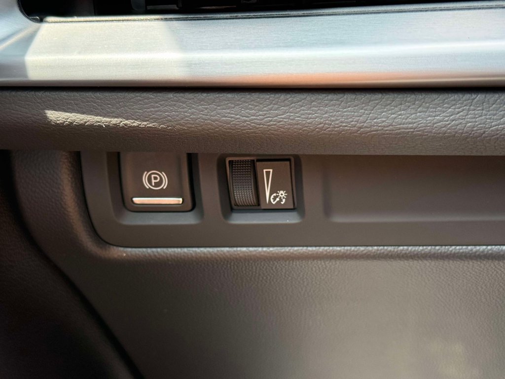 Used 2025 Cadillac XT4 Premium Luxury FWD image 29