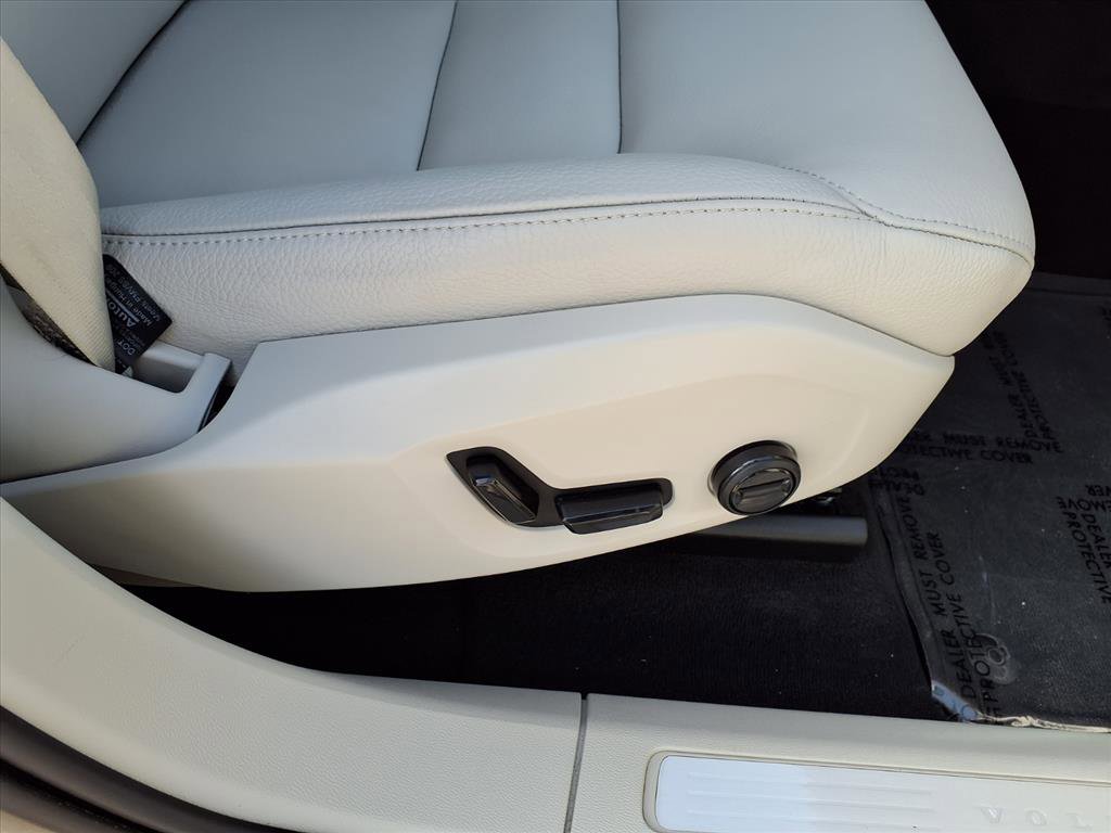 Certified 2023 Volvo XC60 B5 Plus image 12