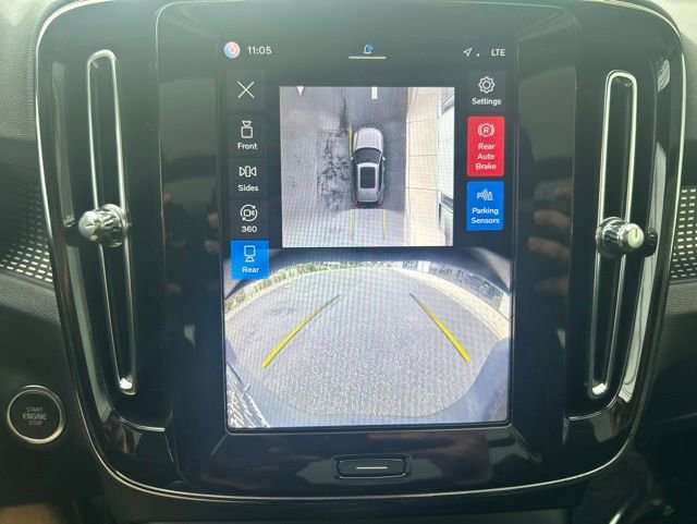 Certified 2025 Volvo XC40 B5 Plus AWD/4WD image 22