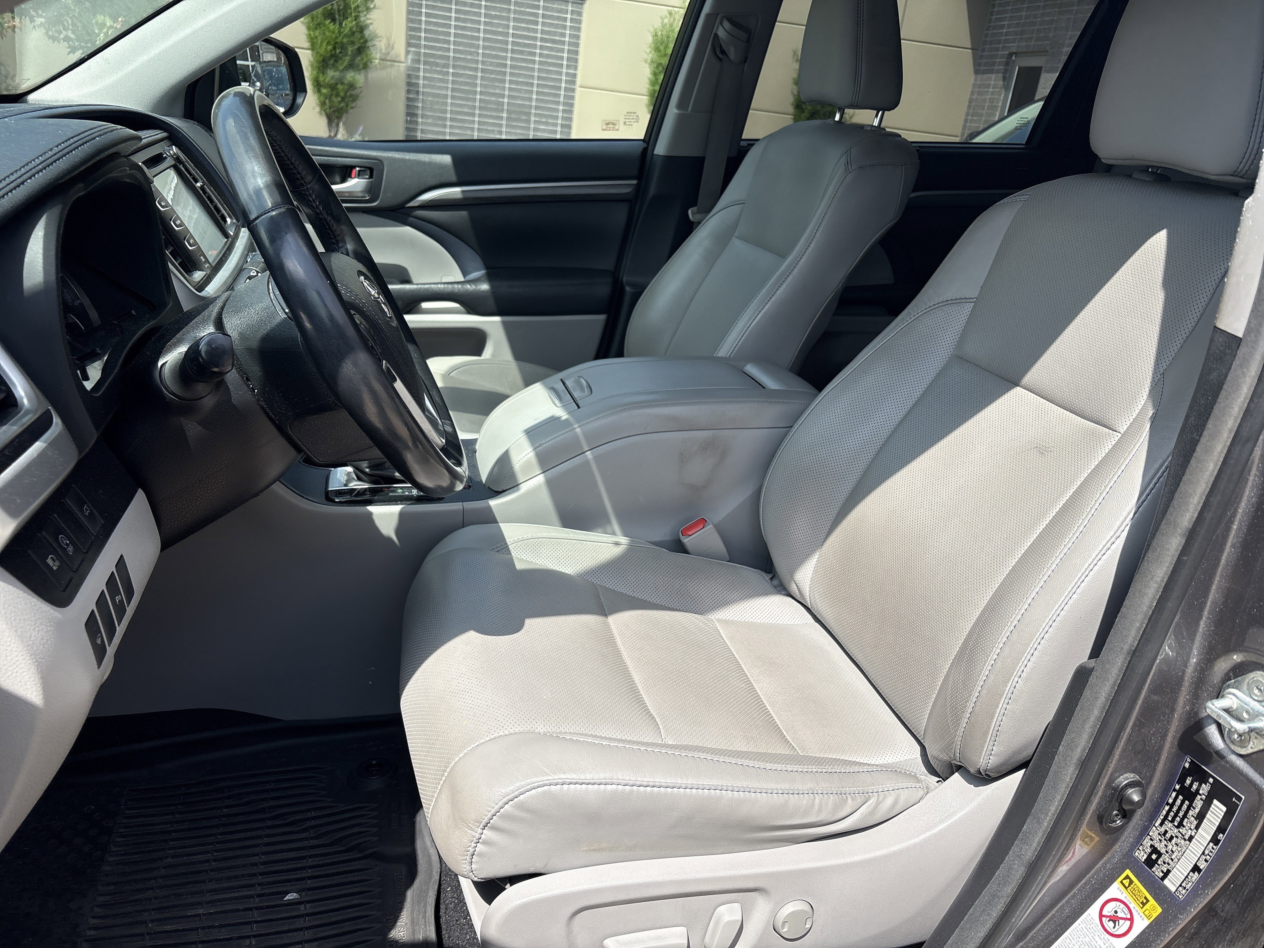 Used 2017 Toyota Highlander Limited AWD/4WD image 16