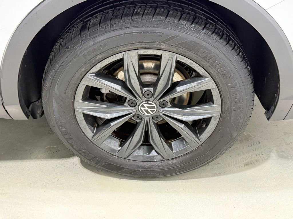 Used 2024 Volkswagen Tiguan SE image 9