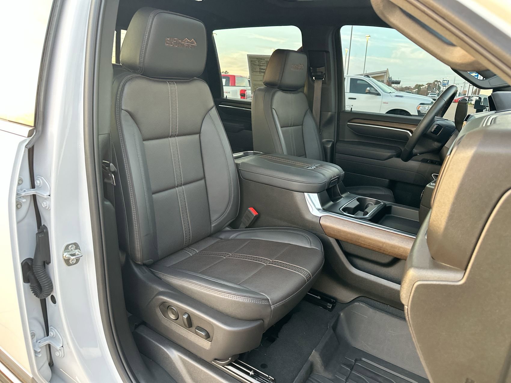 Used 2025 Chevrolet Silverado 2500 High Country w/ High Country Premium Package AWD/4WD image 23