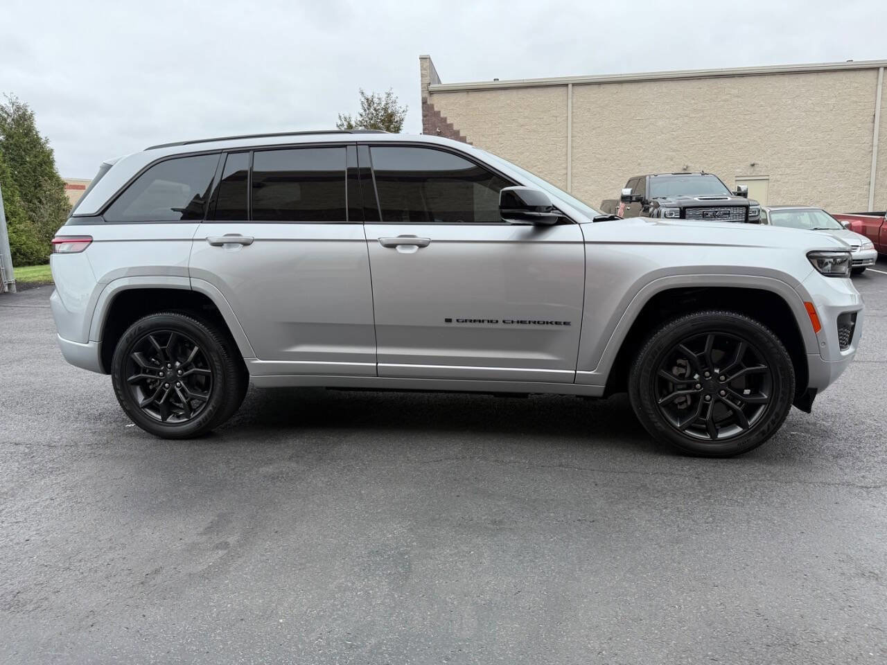 Used 2023 Jeep Grand Cherokee 30th Anniversary image 11