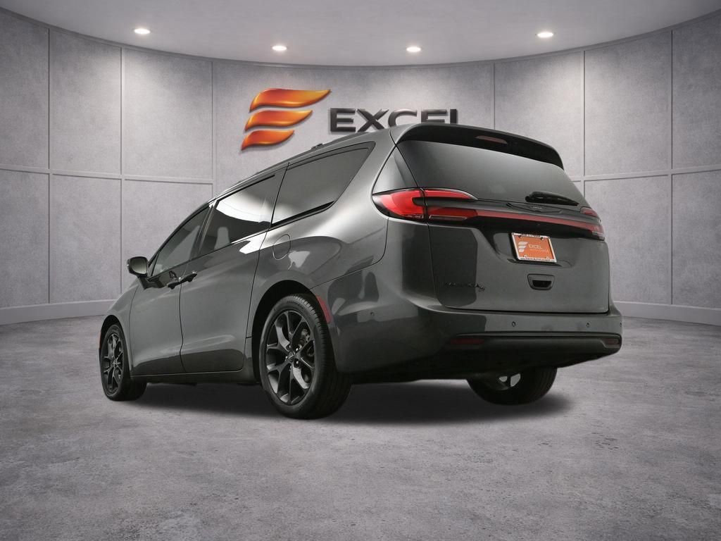 Used 2022 Chrysler Pacifica Touring-L w/ Uconnect Theater Family Group image 45