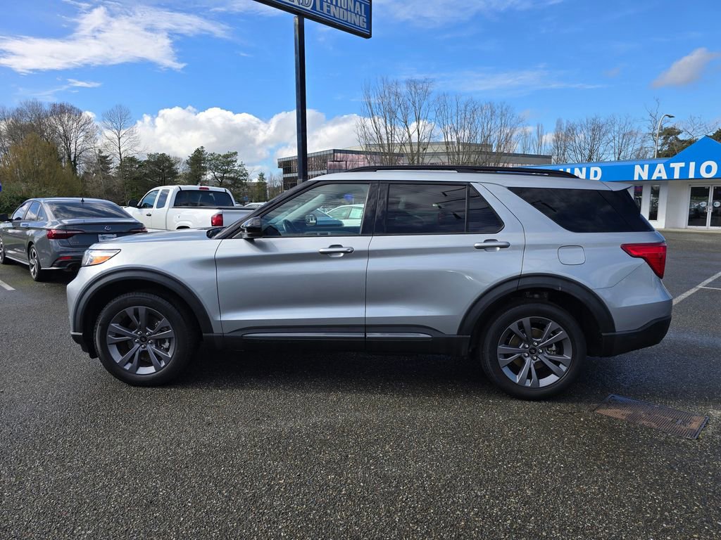 Used 2022 Ford Explorer XLT w/ Equipment Group 202A image 9