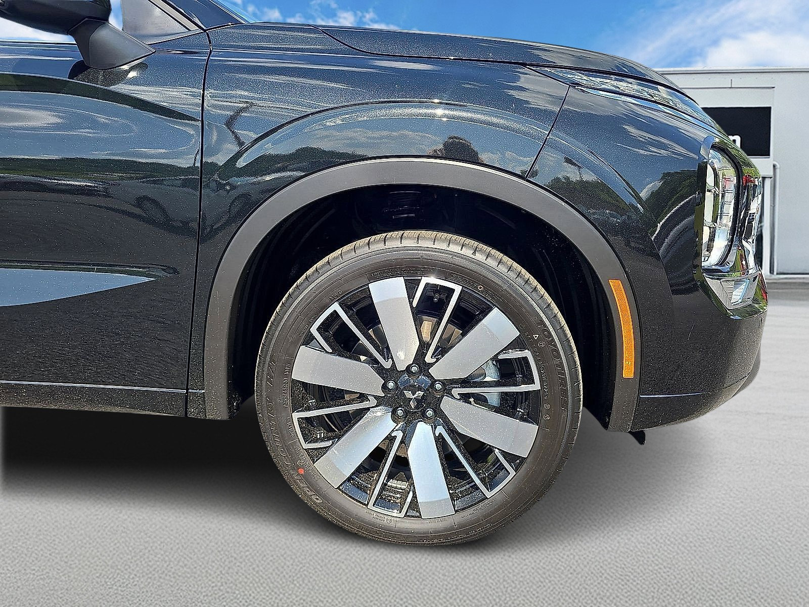 New 2025 Mitsubishi Outlander image 2