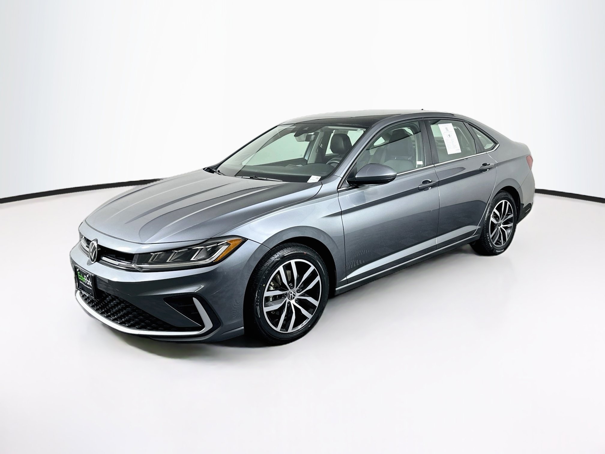 Used 2025 Volkswagen Jetta SE FWD image 3