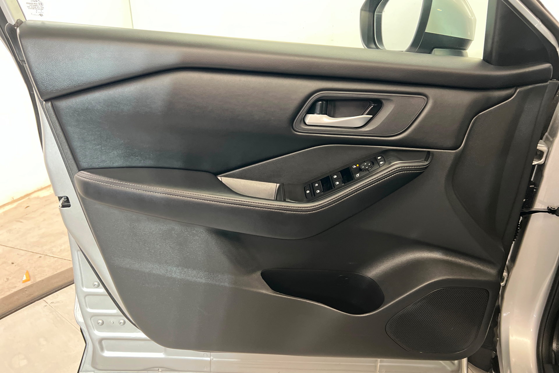 Used 2025 Nissan Rogue SV AWD/4WD image 14