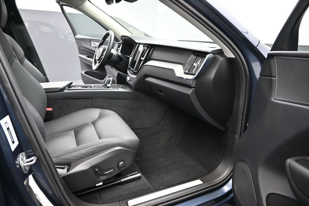 Used 2025 Volvo XC60 B5 Plus AWD/4WD image 18