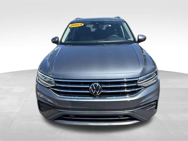 Used 2023 Volkswagen Tiguan SE w/ Panoramic Sunroof Package FWD image 2