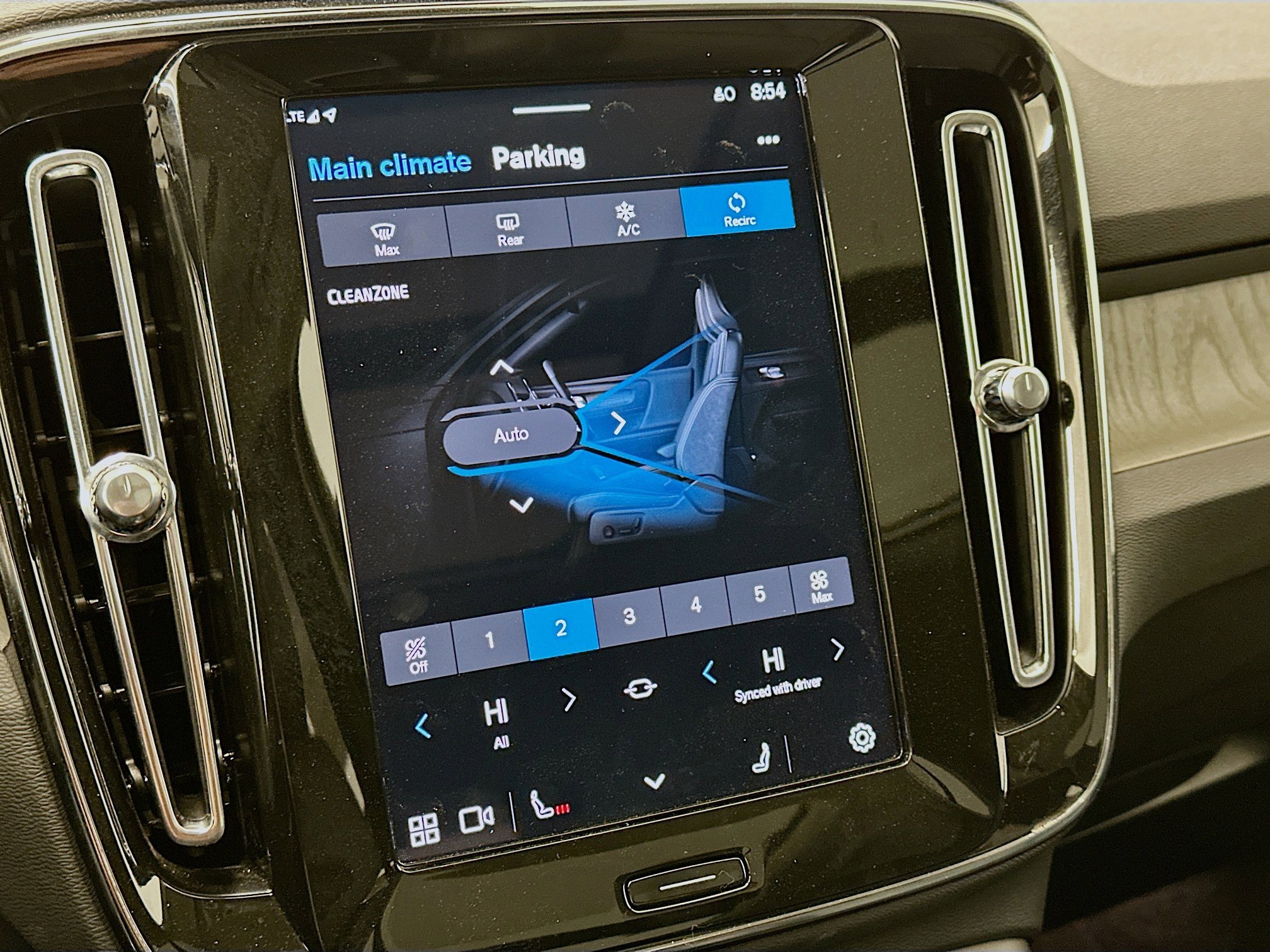 Used 2025 Volvo XC40 B5 Plus image 24