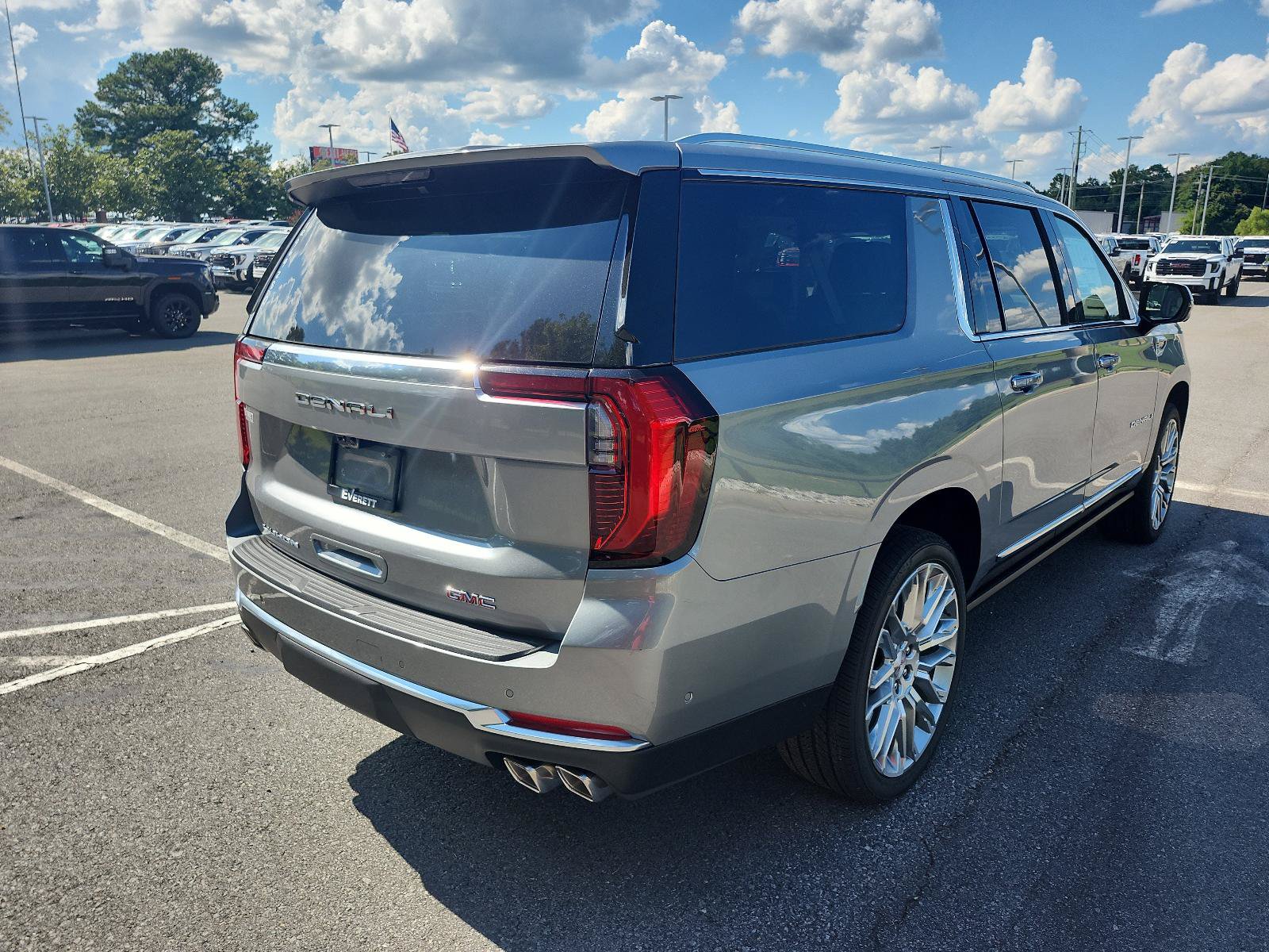 New 2026 GMC Yukon XL Denali w/ Denali Reserve Package AWD/4WD image 3