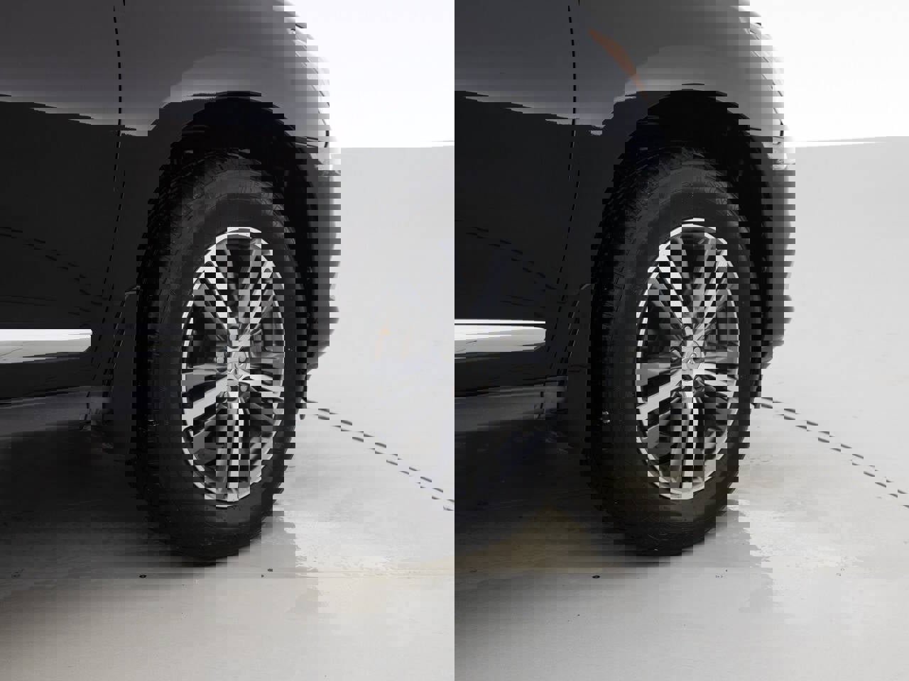 Used 2019 INFINITI QX60 Luxe w/ Essential Package image 18