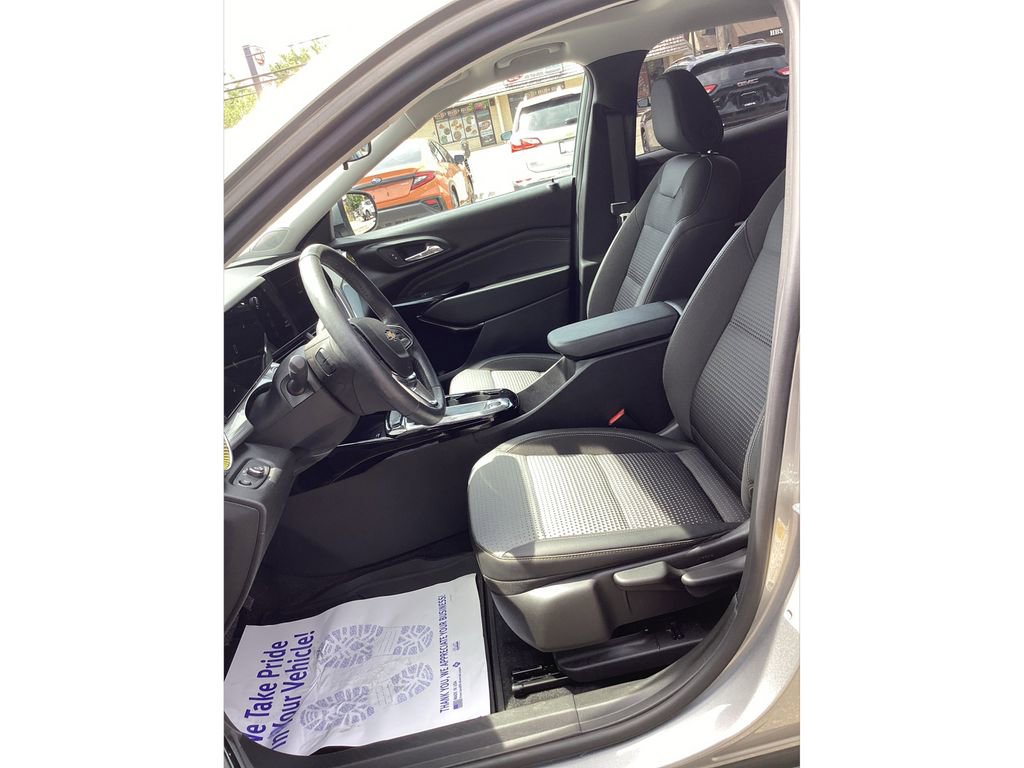 Used 2024 Chevrolet Trax LT w/ Sunroof Package FWD image 9