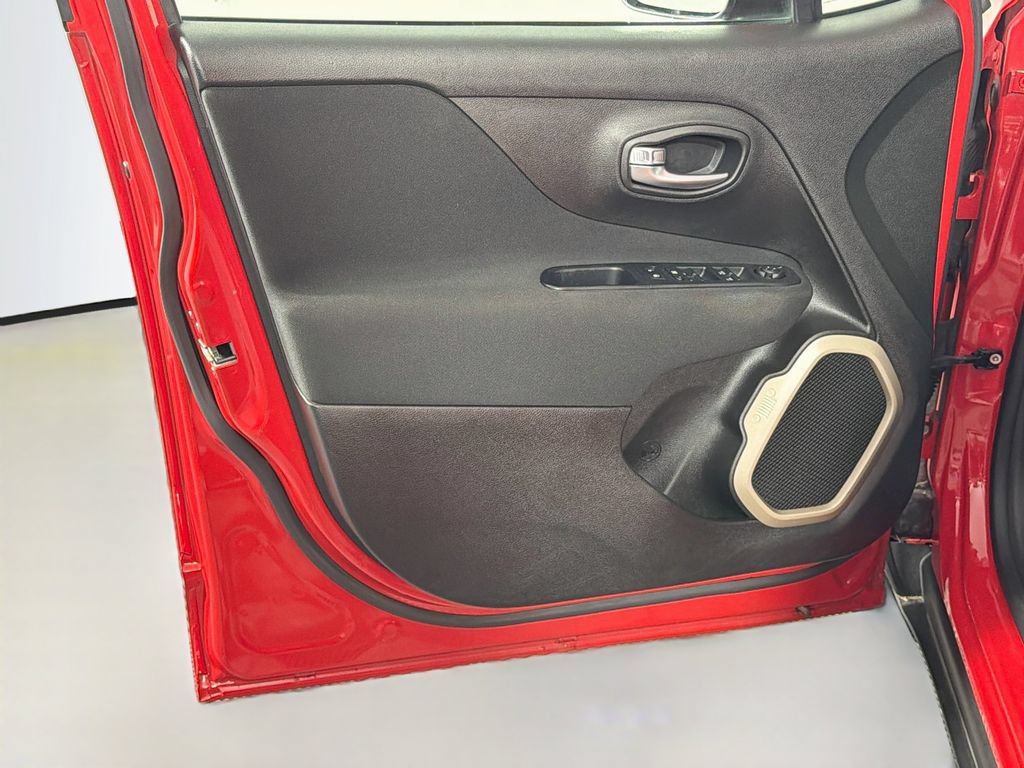 Used 2015 Jeep Renegade Latitude w/ Cold Weather Group II FWD image 16