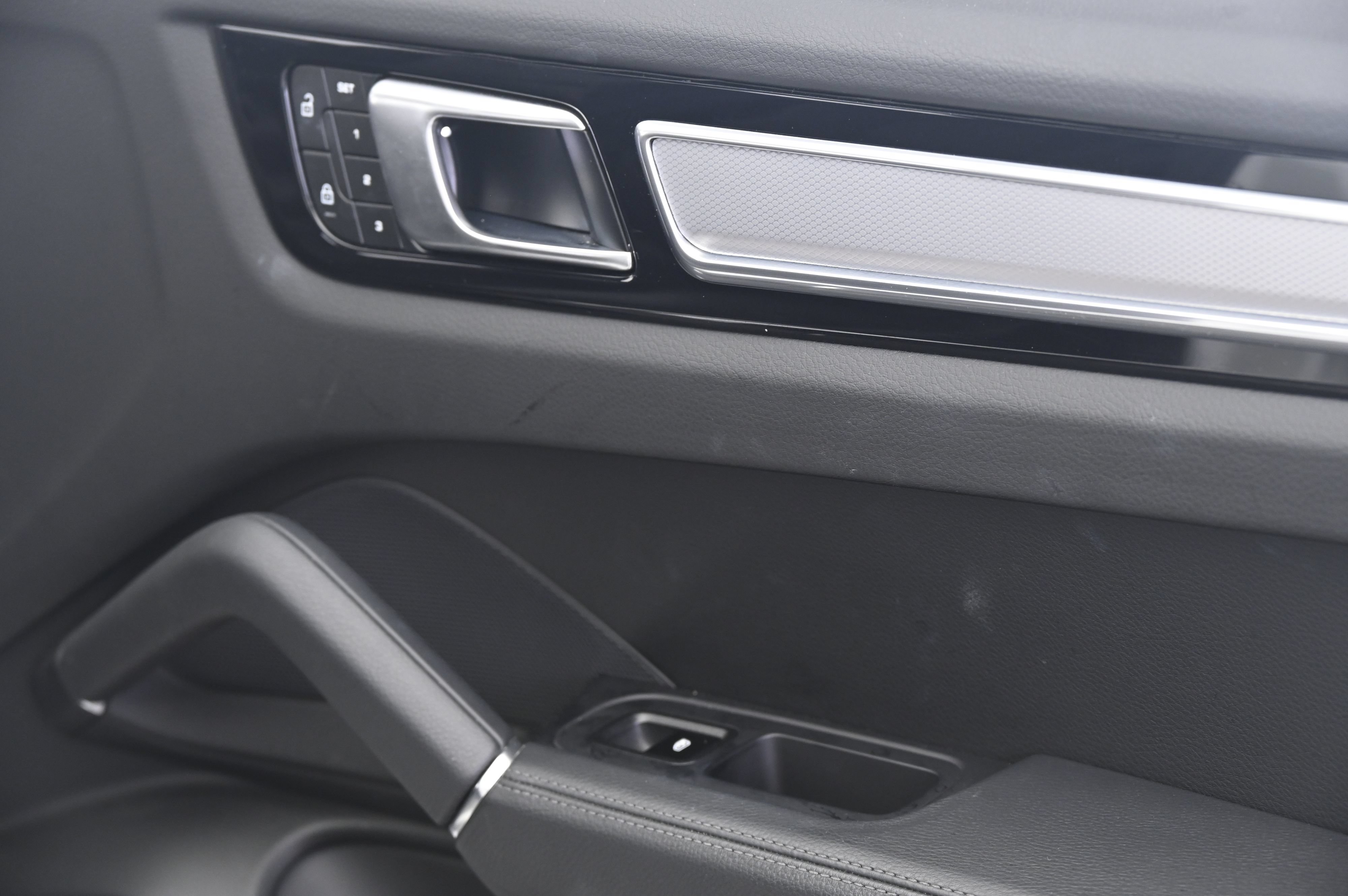 Certified 2023 Porsche Cayenne AWD/4WD image 21