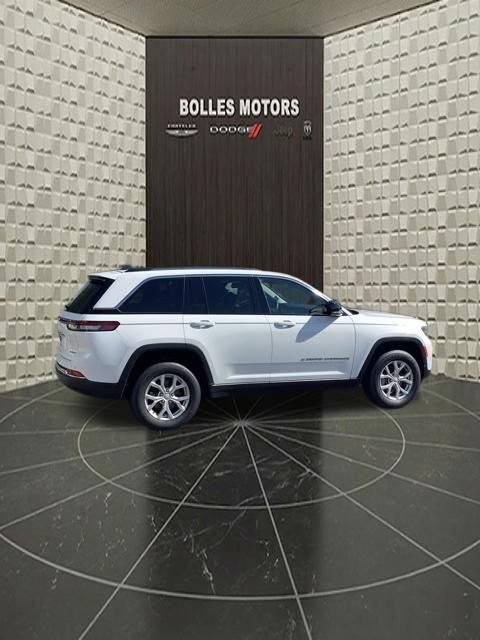 Certified 2023 Jeep Grand Cherokee Limited AWD/4WD image 4