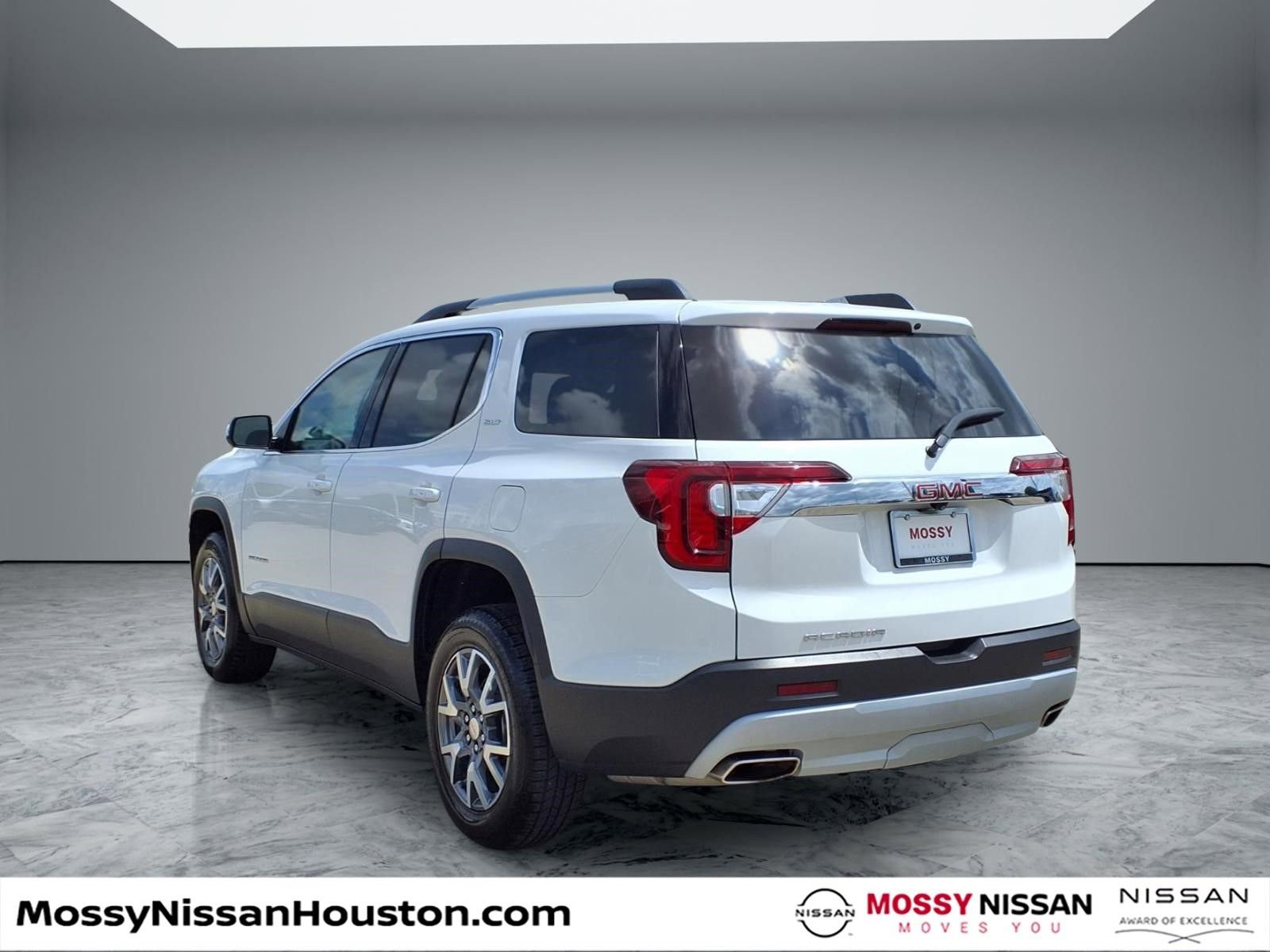Used 2023 GMC Acadia SLT image 2