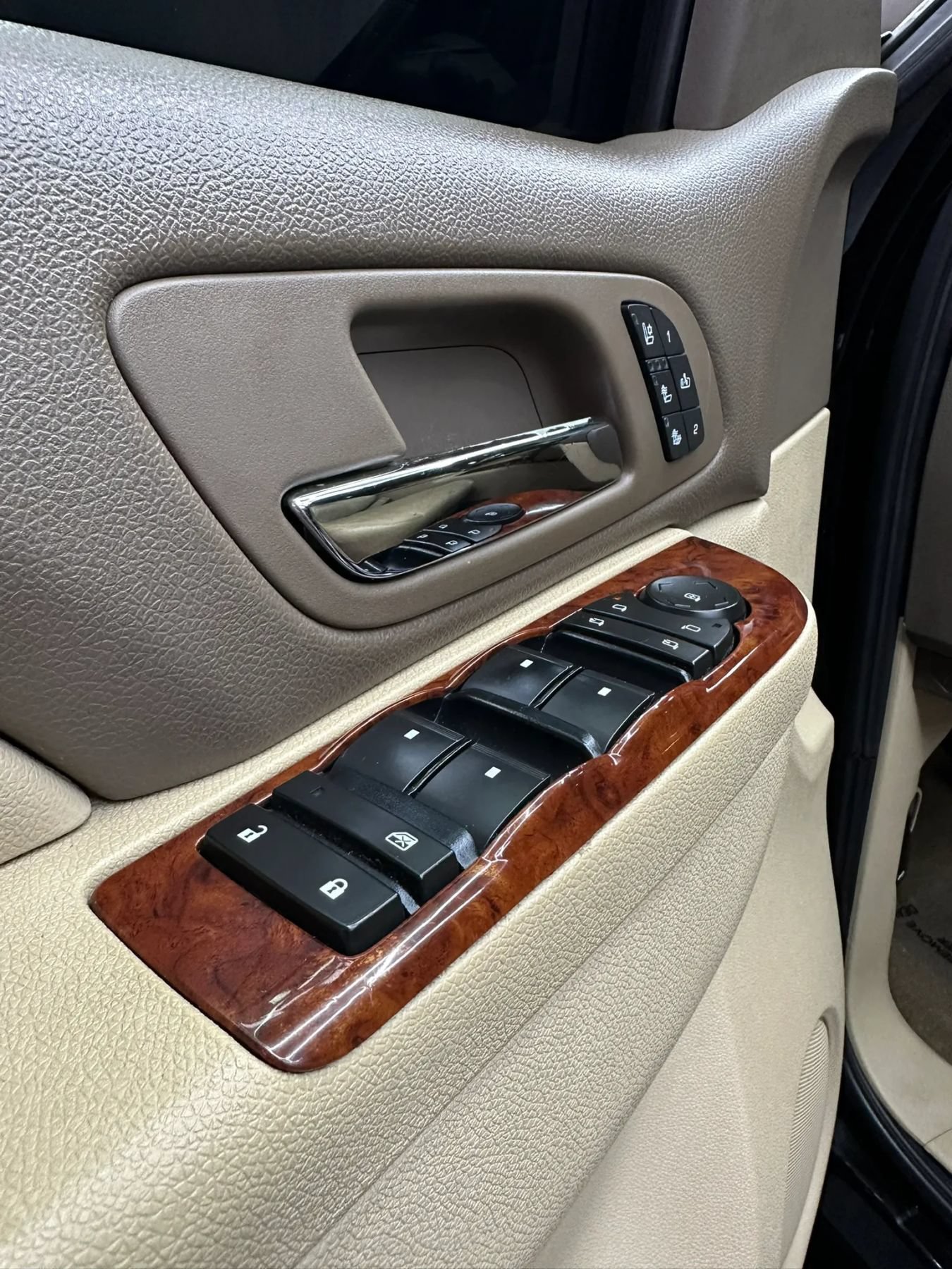 Used 2011 Chevrolet Avalanche LTZ RWD image 5