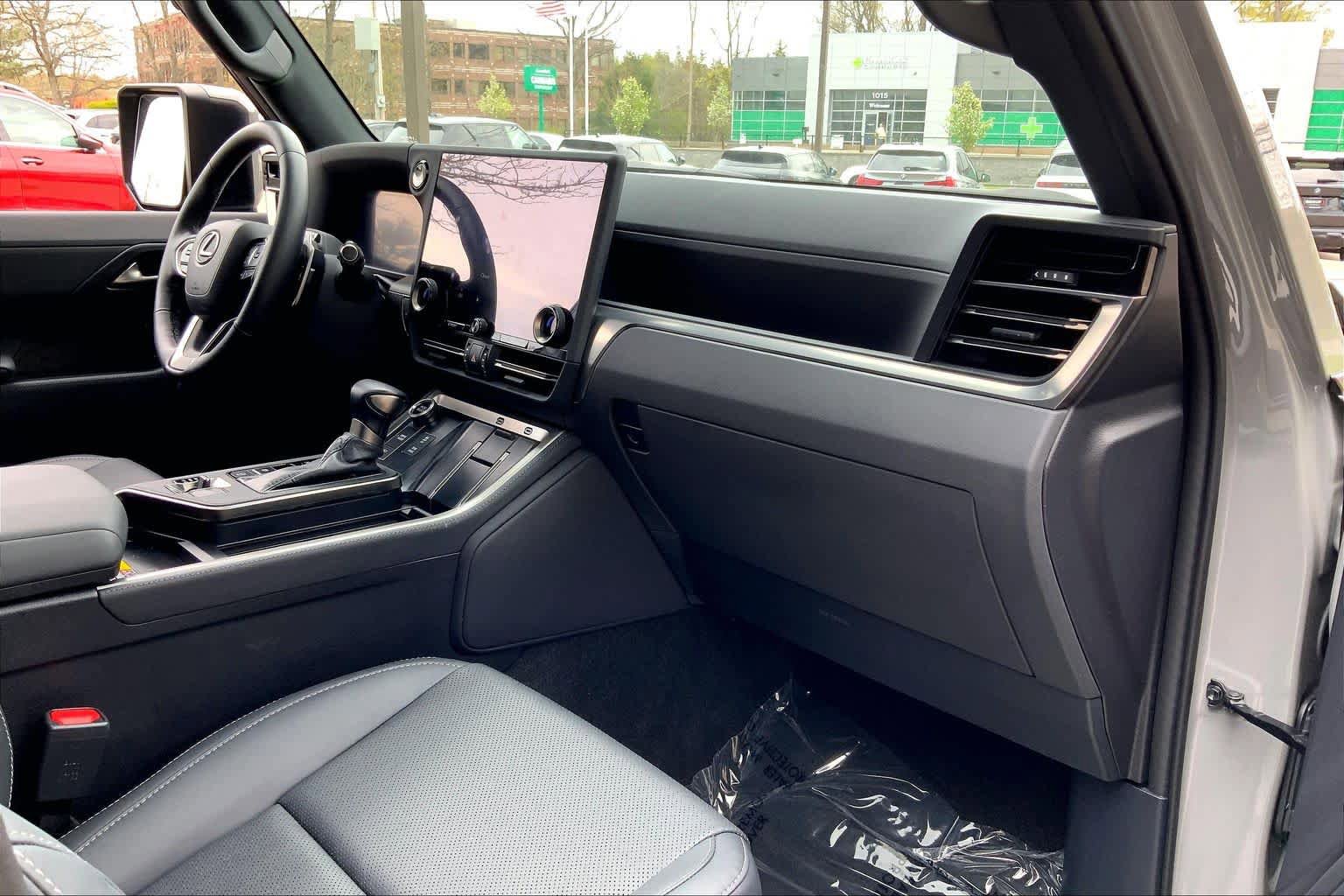 Used 2024 Lexus GX 550 w/ Accessory Package (2T) AWD/4WD image 18