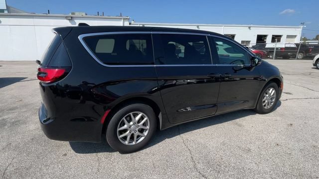 Used 2025 Chrysler Pacifica Select FWD image 2