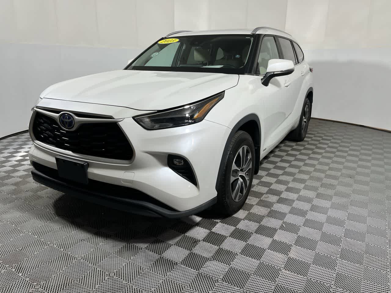 Used 2023 Toyota Highlander XLE image 3