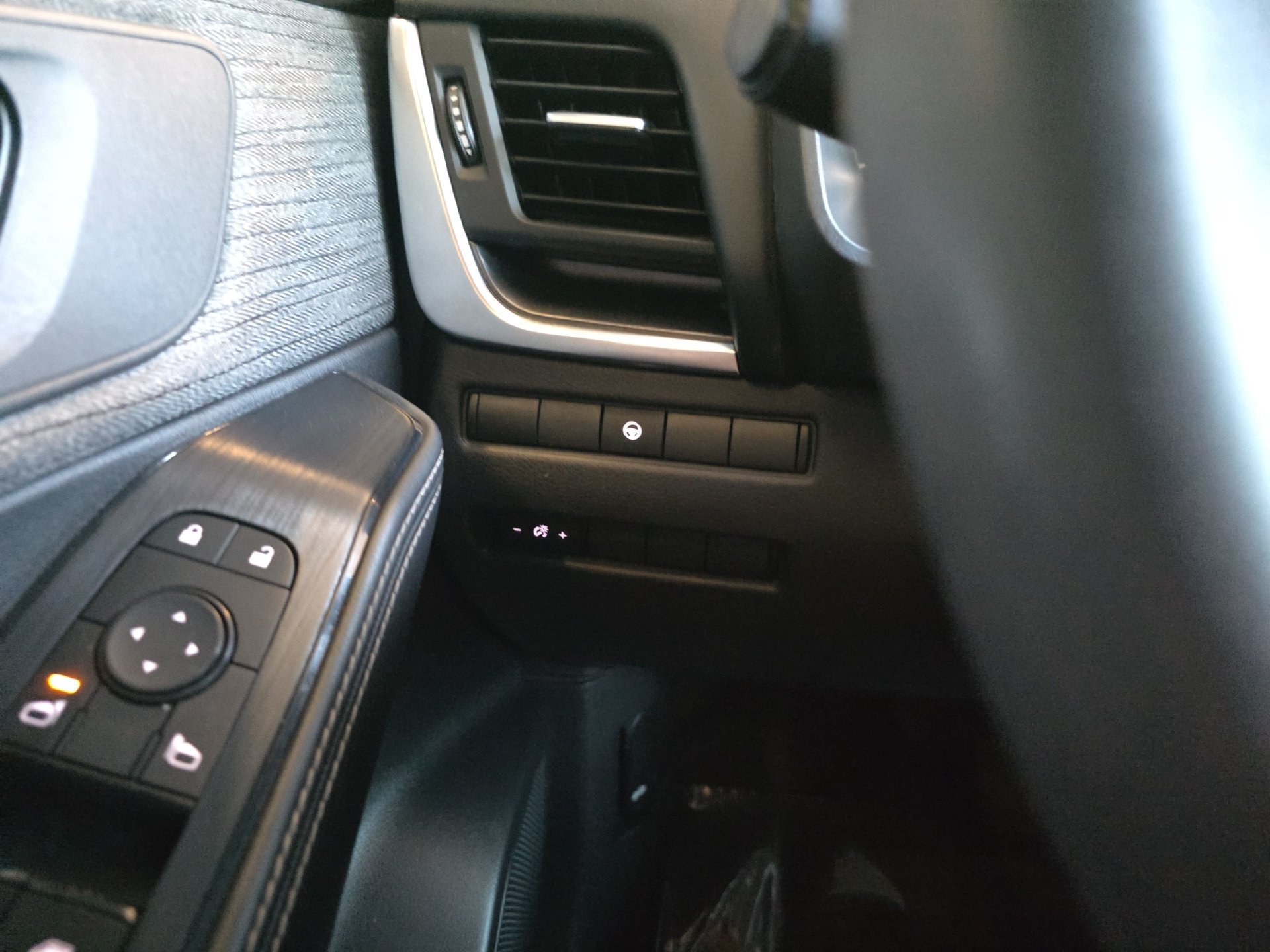 Used 2023 Nissan Rogue SV FWD image 19
