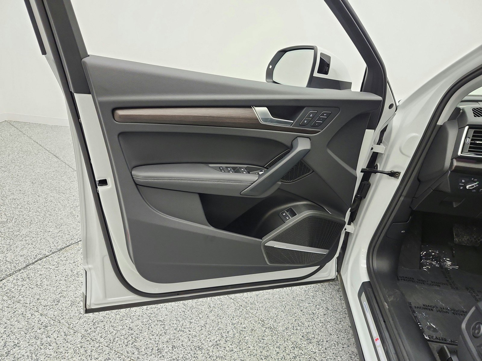 Used 2025 Audi Q5 e Premium Plus w/ Premium Plus Package image 15